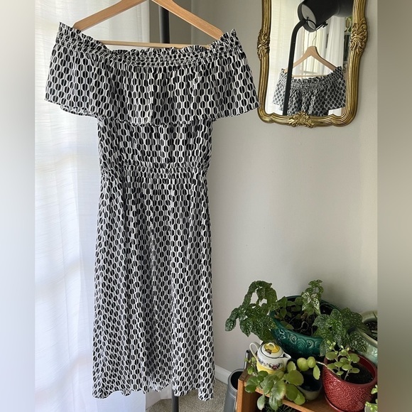 Kate Spade Ruffle Off-The-Shoulder Black & White Arrow‎ Stripe Midi Dress - Picture 4 of 7